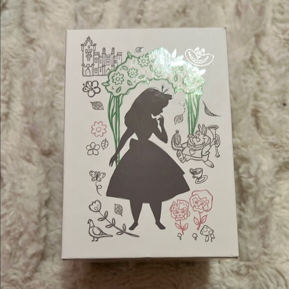 Disney World Epcot United Kingdom Alice White MagicBand LE 1000 - Picture 5 of 9